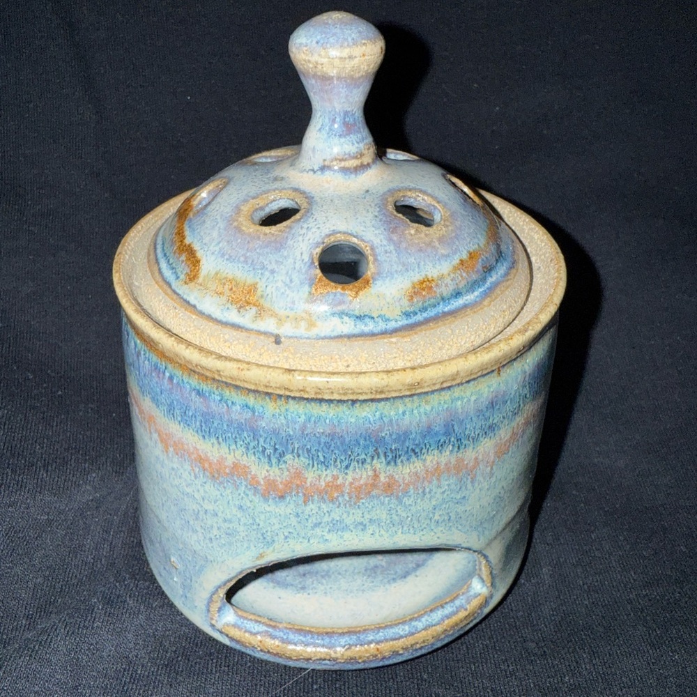 Stoneware pottery garlic pot abundant holes for good circulation OSK